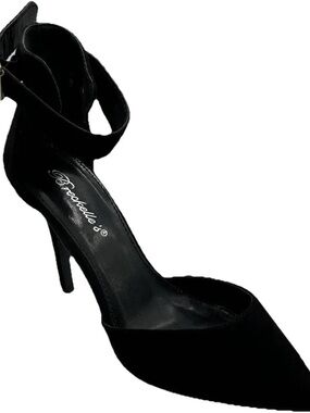 Breckelle’s Black Pointed Toe Ankle Strap Heels